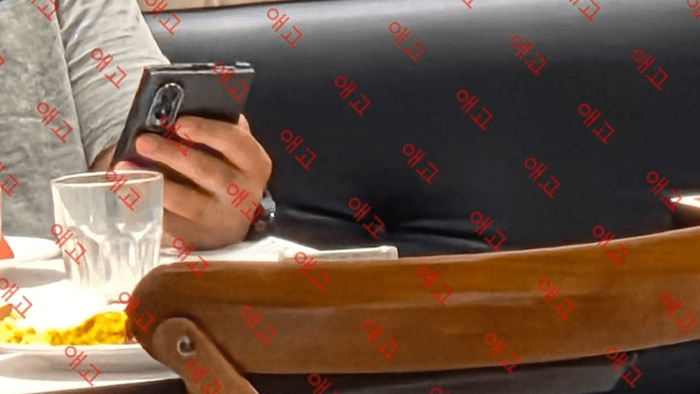 Funcionário da Samsung é flagrado usando suposto Galaxy Z Fold 8 em público