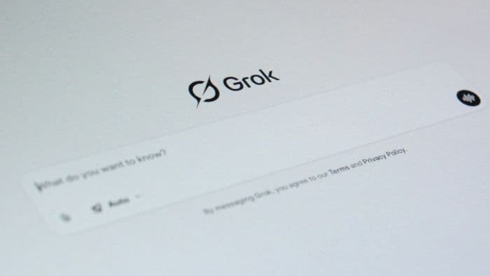 Investigação mostra que IA de Elon Musk continua a gerar nudes falsos