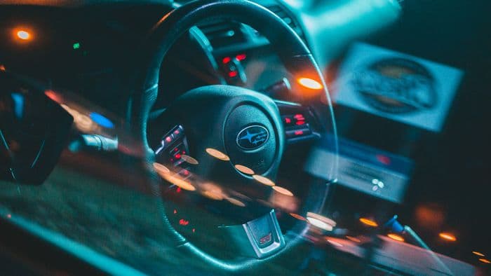 Por que o Brasil ainda bloqueia telas e recursos que você paga no carro?