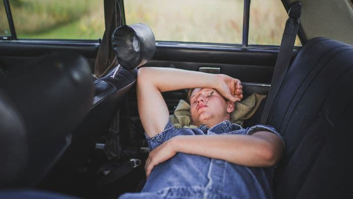 Posso dormir no carro estacionado? Veja o que diz a lei