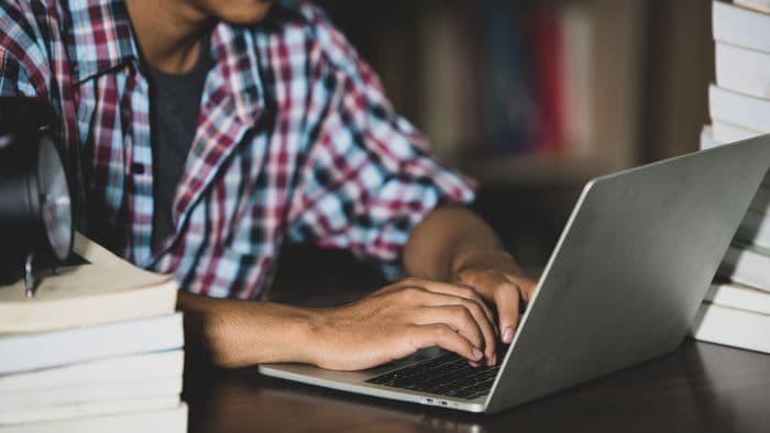Santander abre curso com 35 mil vagas grátis para creators com IA