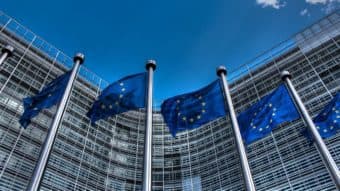 União Europeia avança na proibição de chatbots de IA e redes sociais para menores