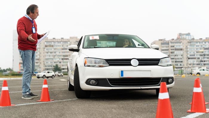 Fazer a prova da CNH no carro particular tira o direito ao seguro?