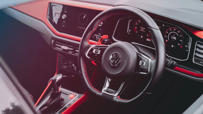 Mão inglesa: por que em alguns países o carro tem volante do lado direito?