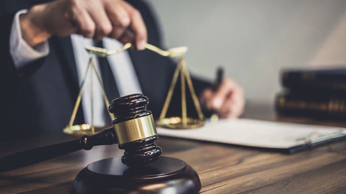 Adeus, advogados: estudo revela crescimento de ações judiciais feitas com IA
