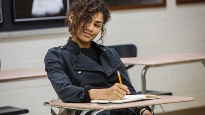 Zendaya preocupa fãs ao usar preto na turnê de Homem-Aranha: Um Novo Dia