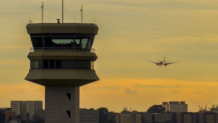 Tecnologia da USP e Embraer vai usar IA para reduzir atrasos de voos