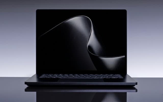 Microsoft revela Surface Laptop Ultra com RTX Spark, 128 GB de RAM unificada e chip NVIDIA de 20 núcleos