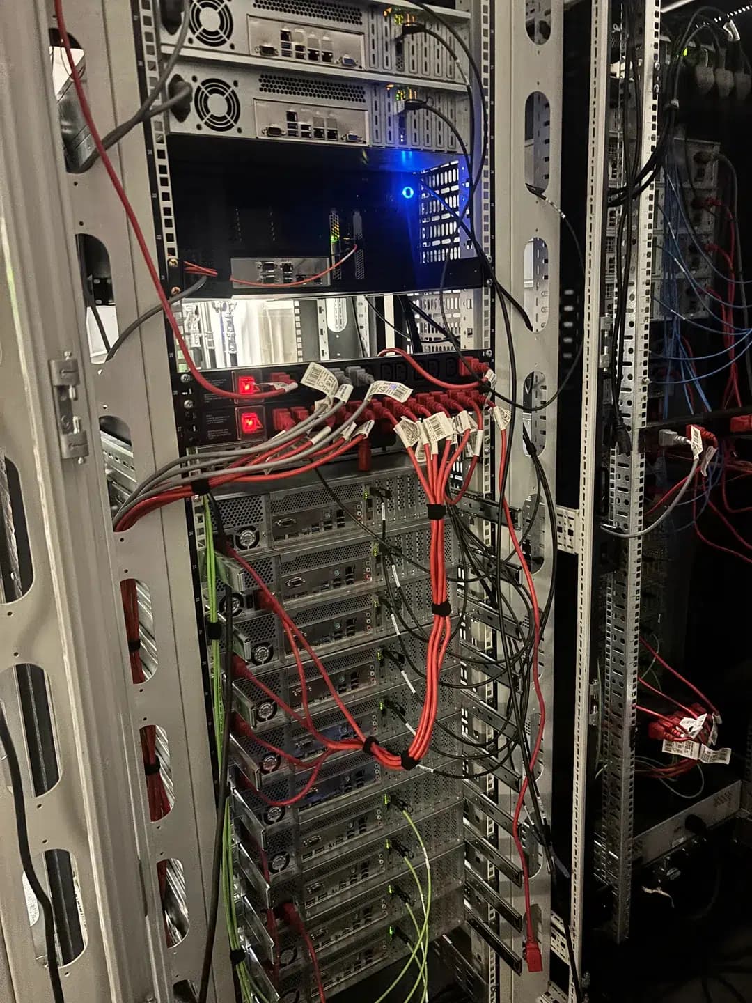 Projeto que começou como homelab para Minecraft agora reúne 31 Ryzen 9, seis hipervisores e 172 TB de armazenamento