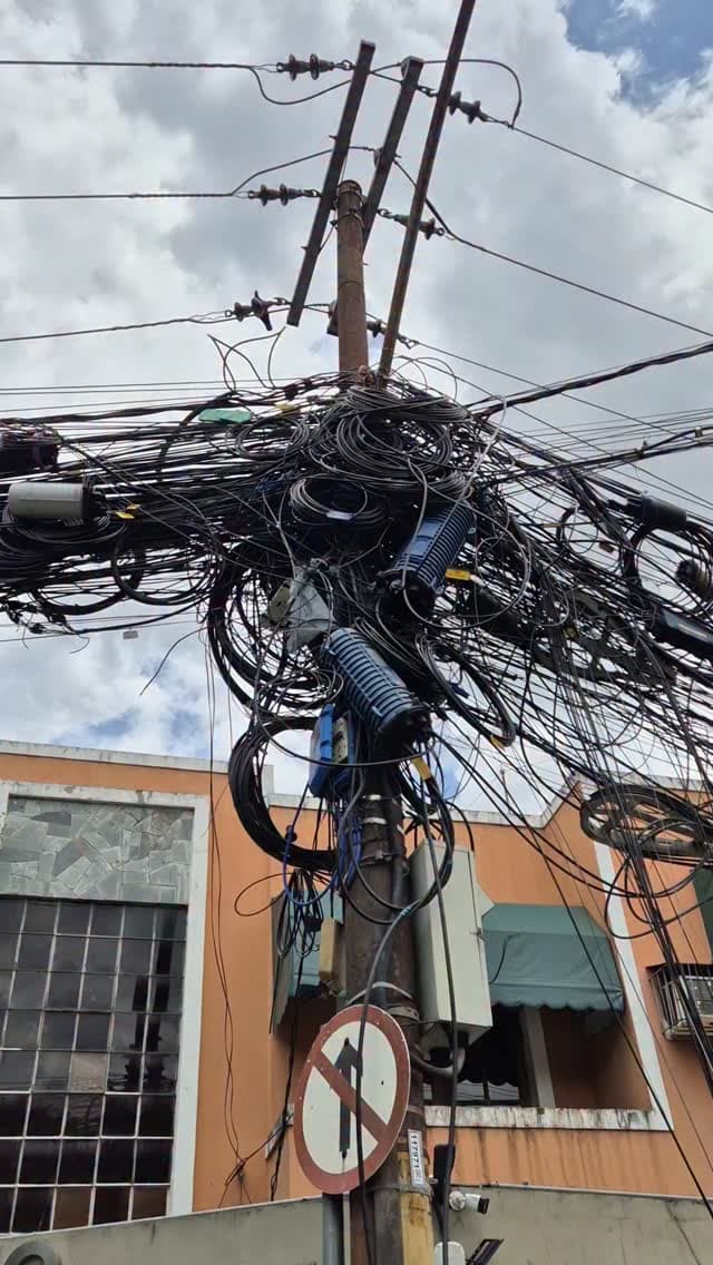 O emaranhado nos postes: fibra óptica se espalhou pelo Brasil e aumentou a disputa por um espaço que já era limitado