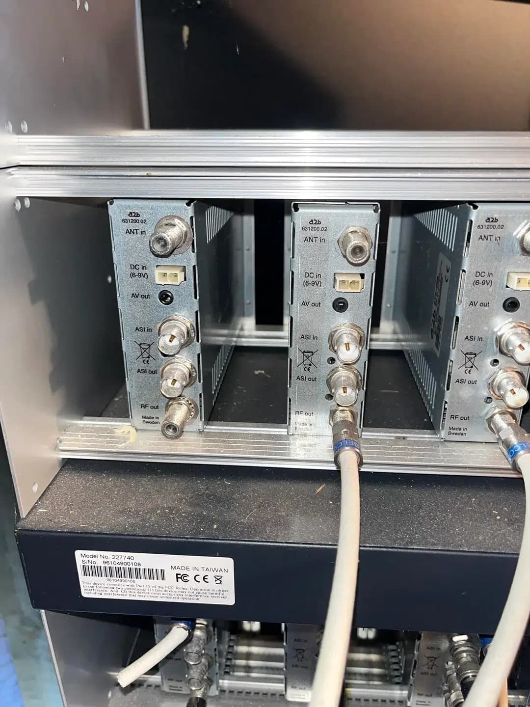 Morador encontra antiga sala técnica cheia de equipamentos e descobre como um prédio distribuía TV para 106 apartamentos