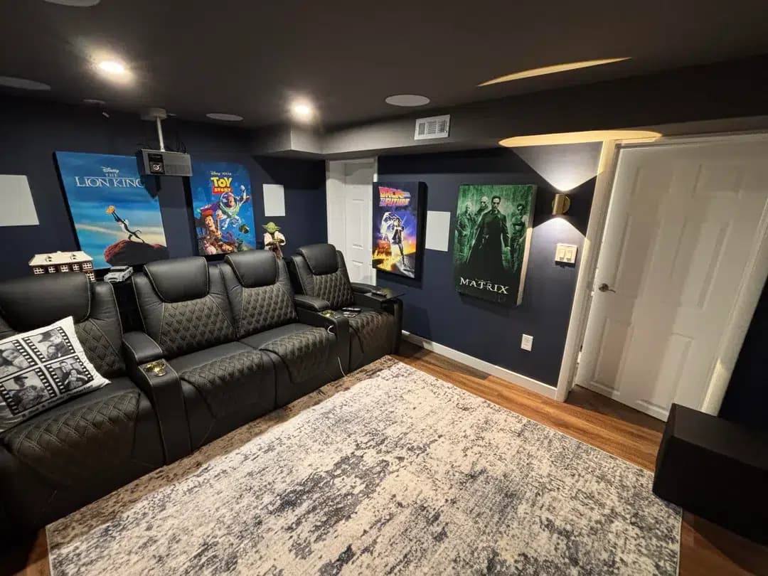 “Finalmente tenho um cinema em casa”: homem mostra a sala que montou no porão de casa, equipada com tela de 110 poleg...