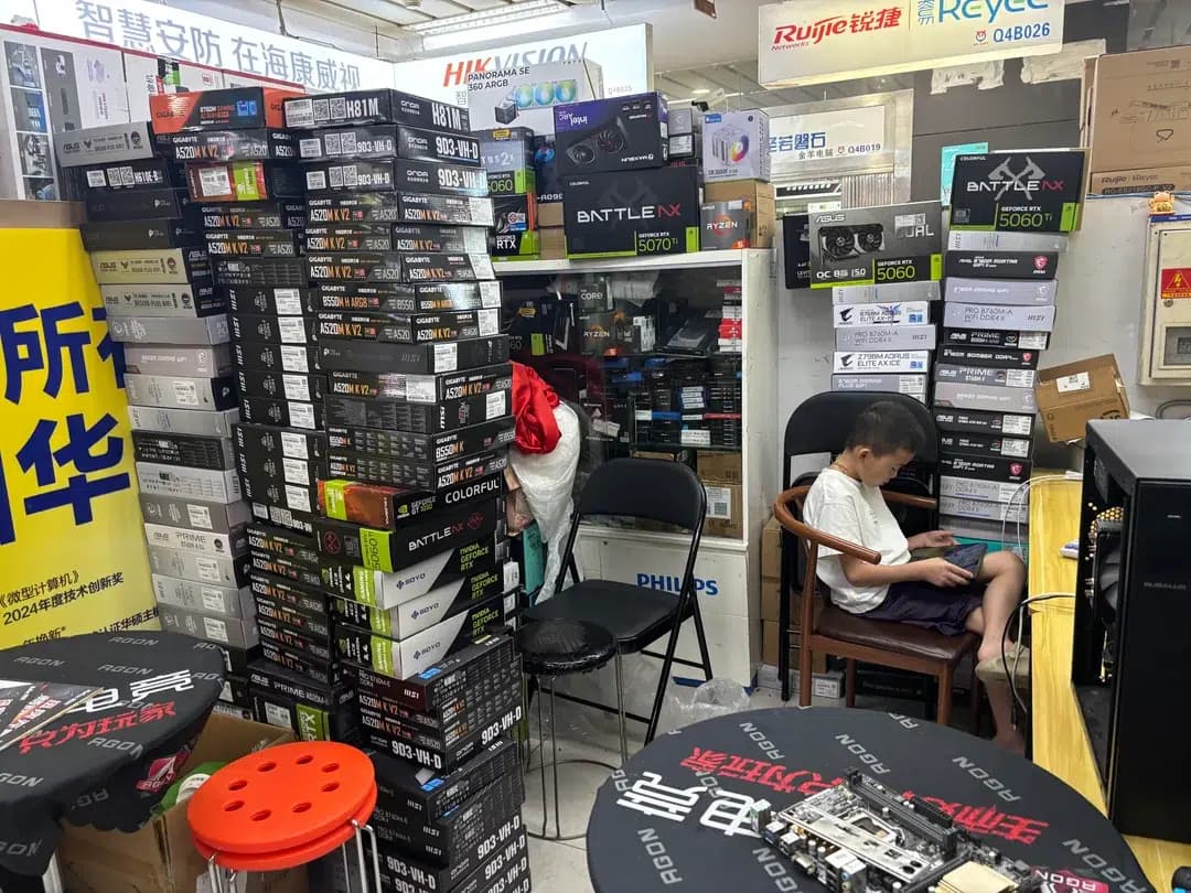 Homem visita o maior mercado de eletrônicos do mundo, na China, e mostra por que o lugar parece um paraíso para fãs d...