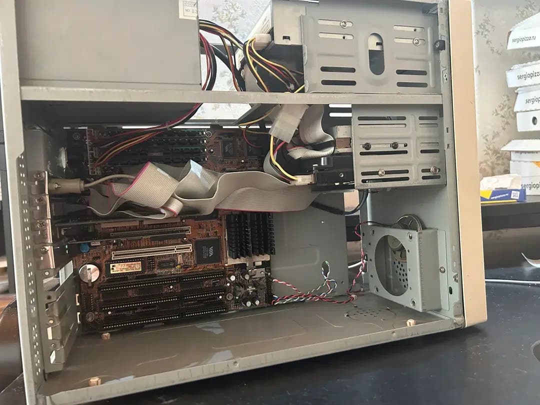 Homem mostra que ainda tem PC de antigo instituto soviético, e documentos continuam no HD de 1,08 GB