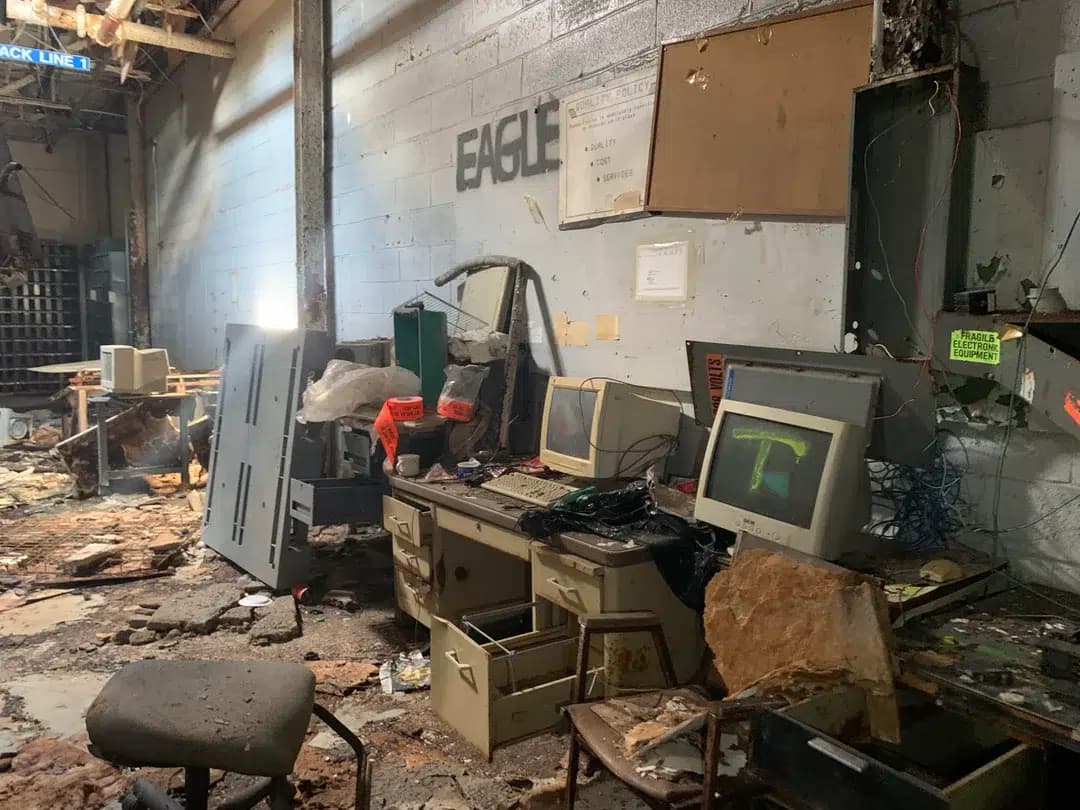 Esse prédio abandonado ainda guarda monitores CRT raros e PCs antigos