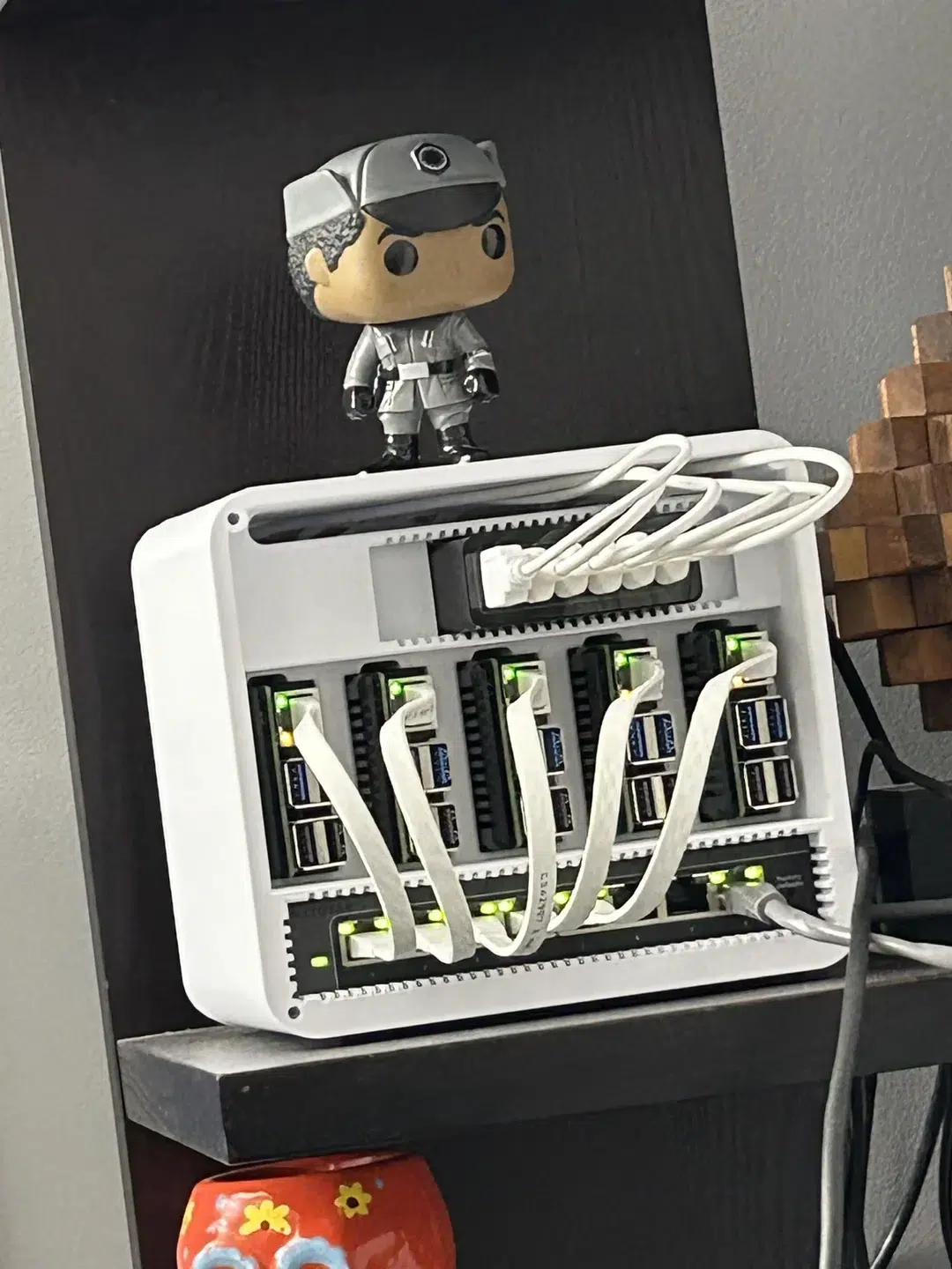 Usuário reúne 5 Raspberry Pi 5 em mini rack com 40 GB de RAM e dá uma função para cada placa