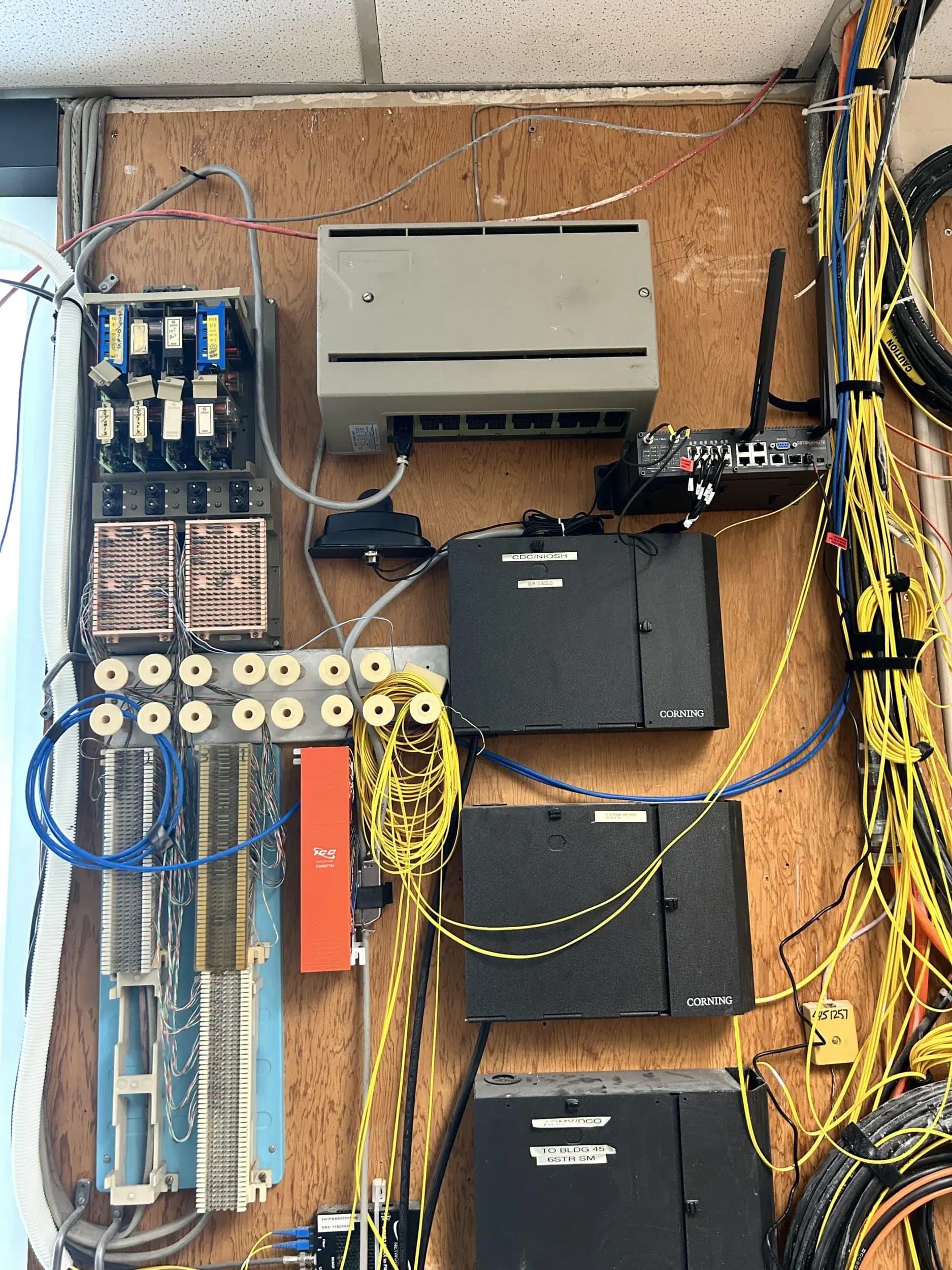 Técnico encontra equipamentos de telecom dos anos 1980 abandonados em prédio do governo dos EUA; alguns ainda funcionam