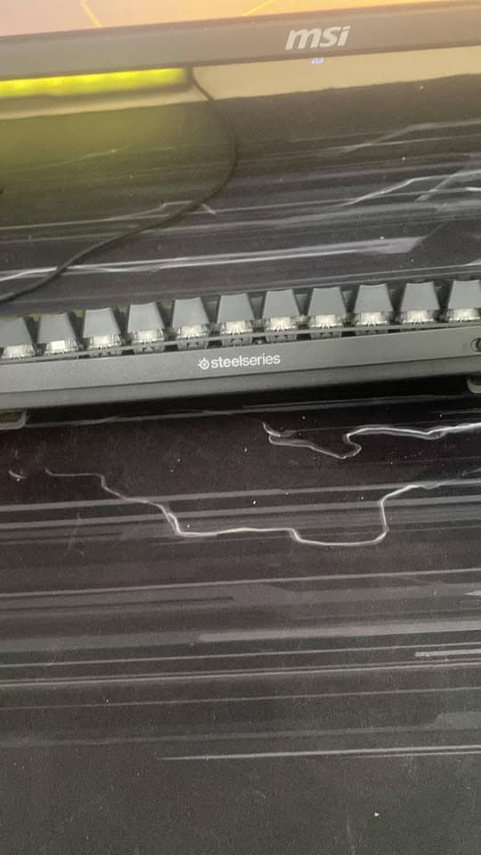 SteelSeries Wireless Keyboard Battery Becomes Spicy Pillow After Being Plugged in 24/7